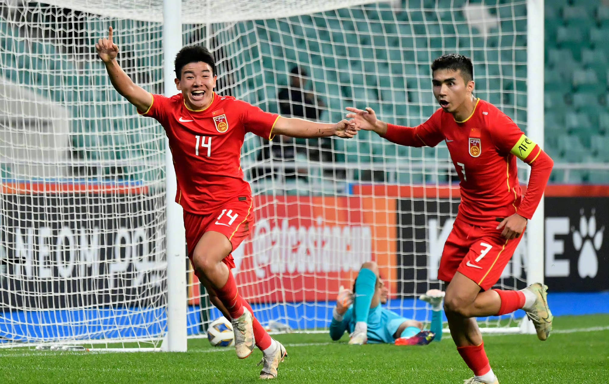 足球队在友谊赛中取得惊人成绩,赢下关键比赛 足球队在友谊赛中取得惊人成绩,赢下关键比赛