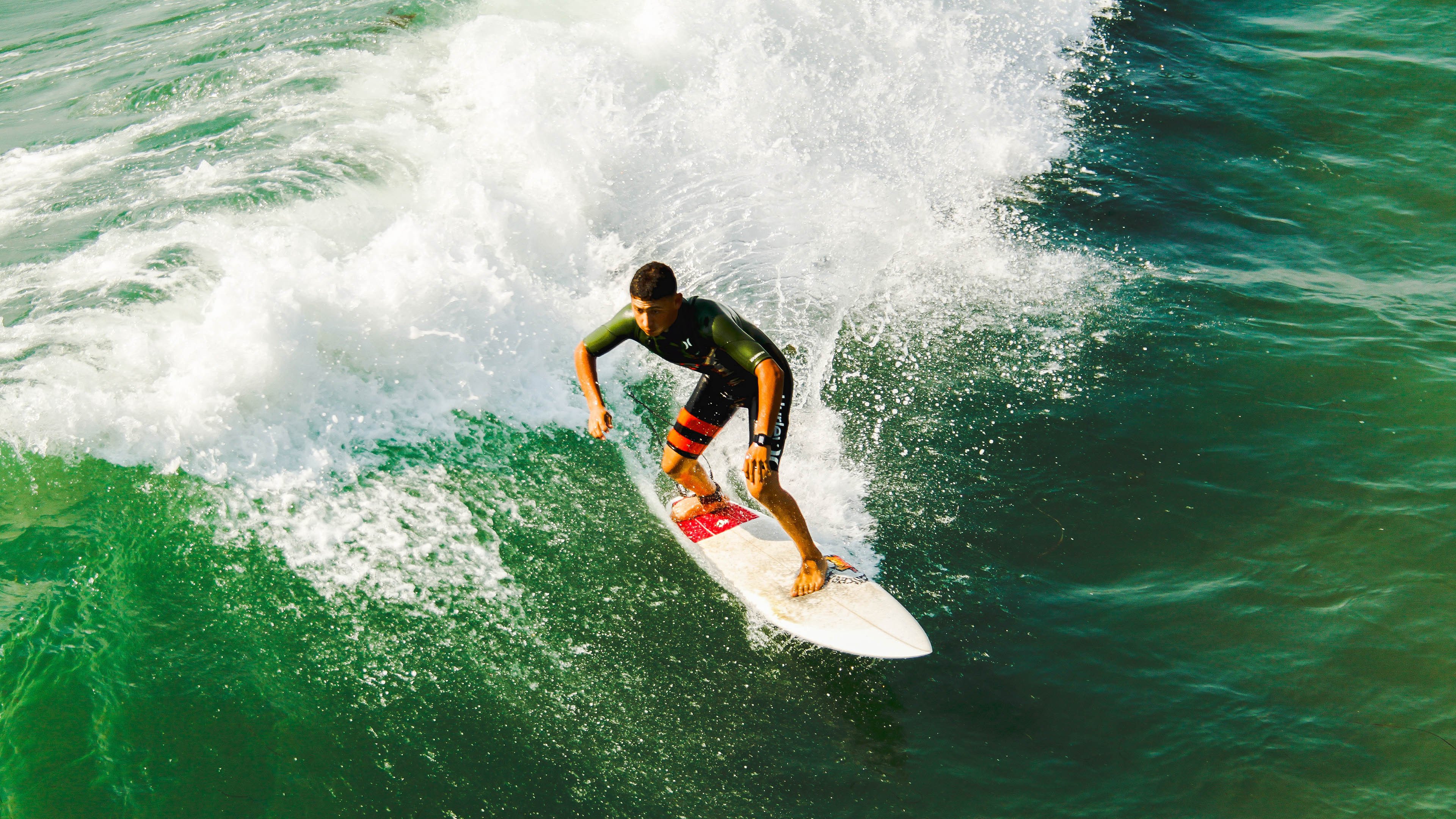 双城记，当欧冠决赛的绿茵焦点，照亮湖人突围的紫金之路
